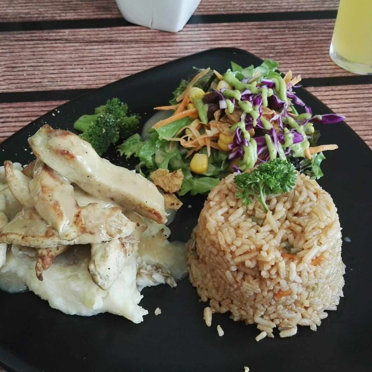 pollo con arroz de vegetales y ensalda