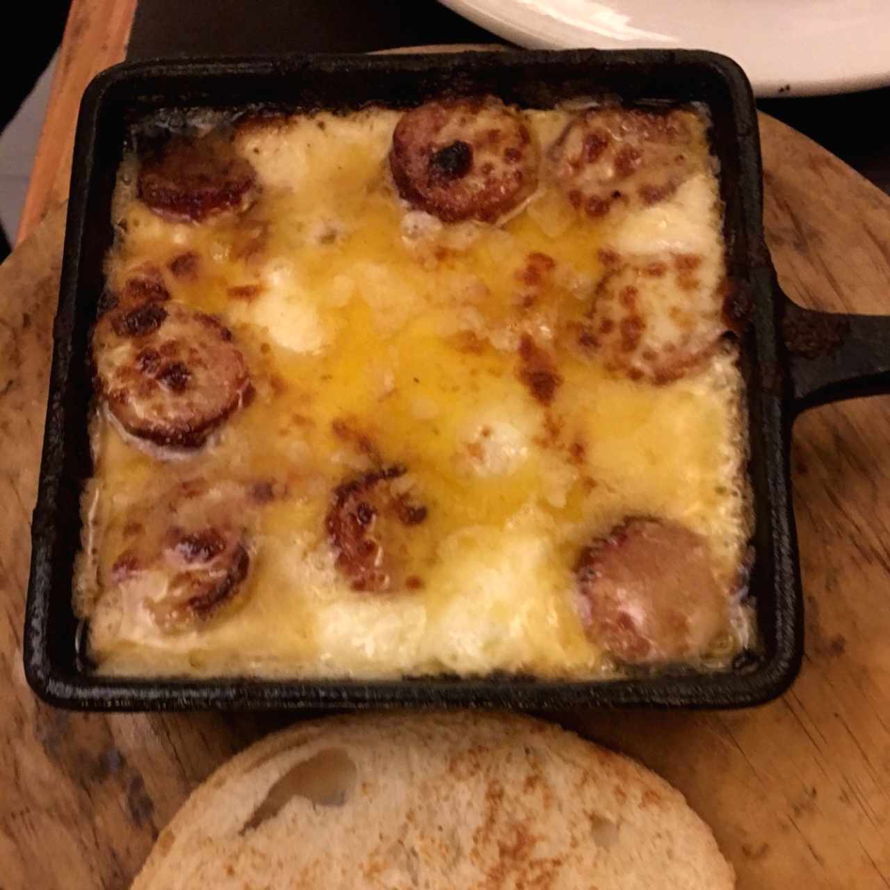 queso fundido con chorizo