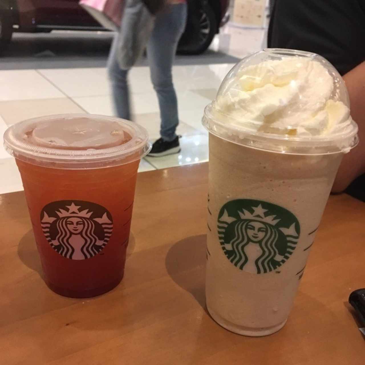 té verde con limon y fresa y frapputino blanco