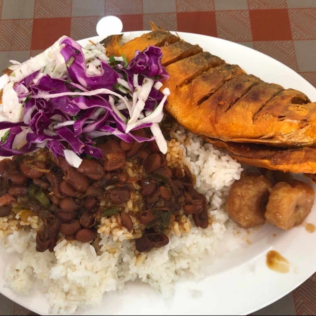 Pescado frito con lentejas y arroz blanco