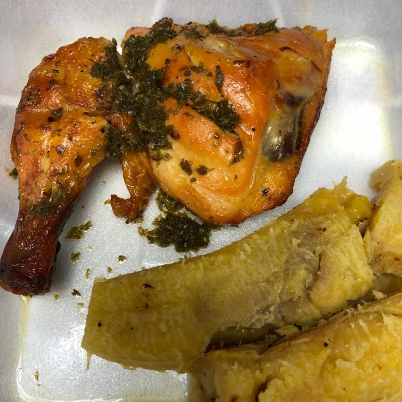 pollo y plátano asado