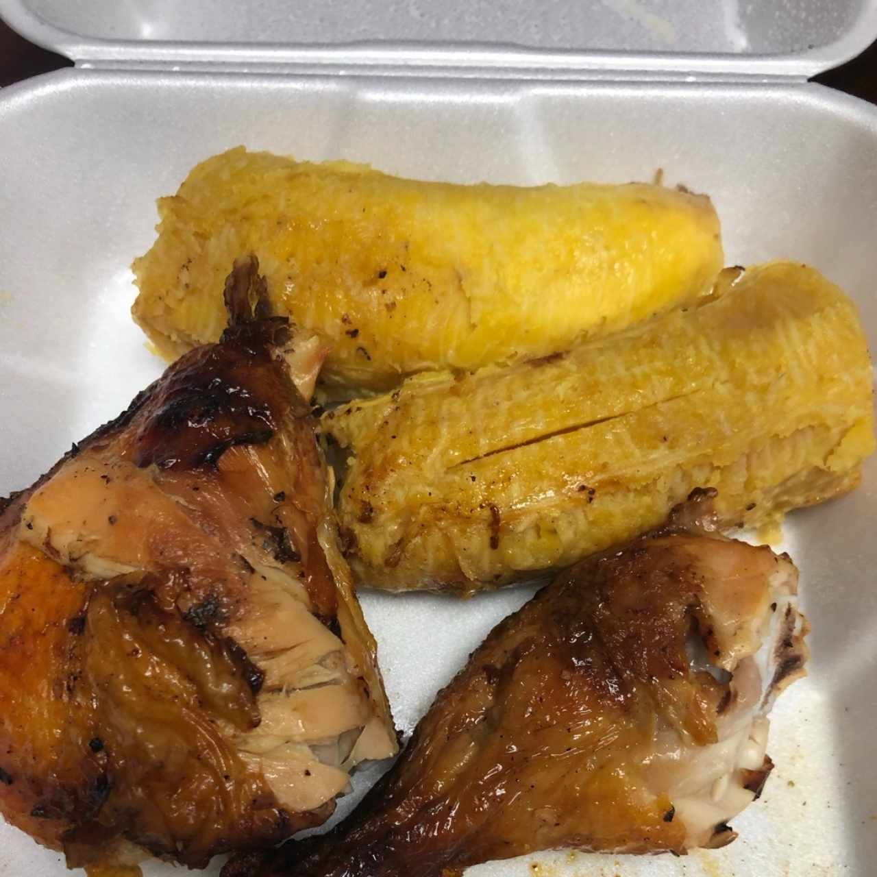 plátano y pollo asados