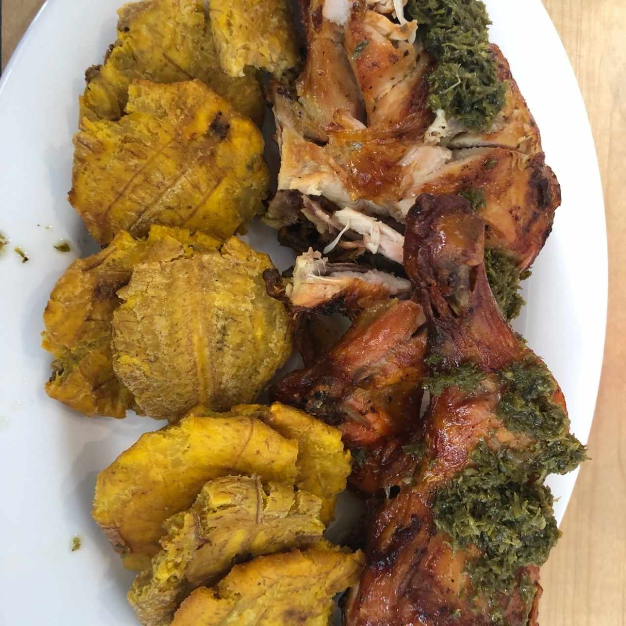 Medio pollo asado con patacones