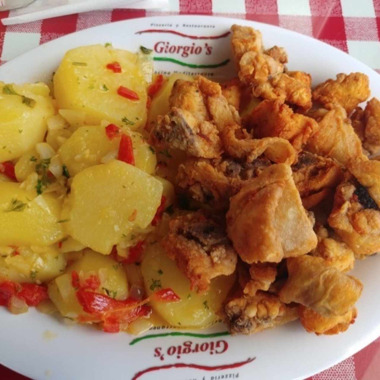 Chicharrón de Pollo con Papas Salteadas