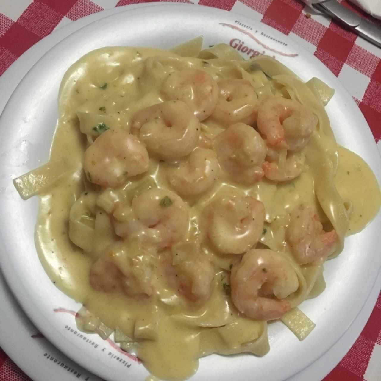 Fetuccini con camarones en salsa blanca 