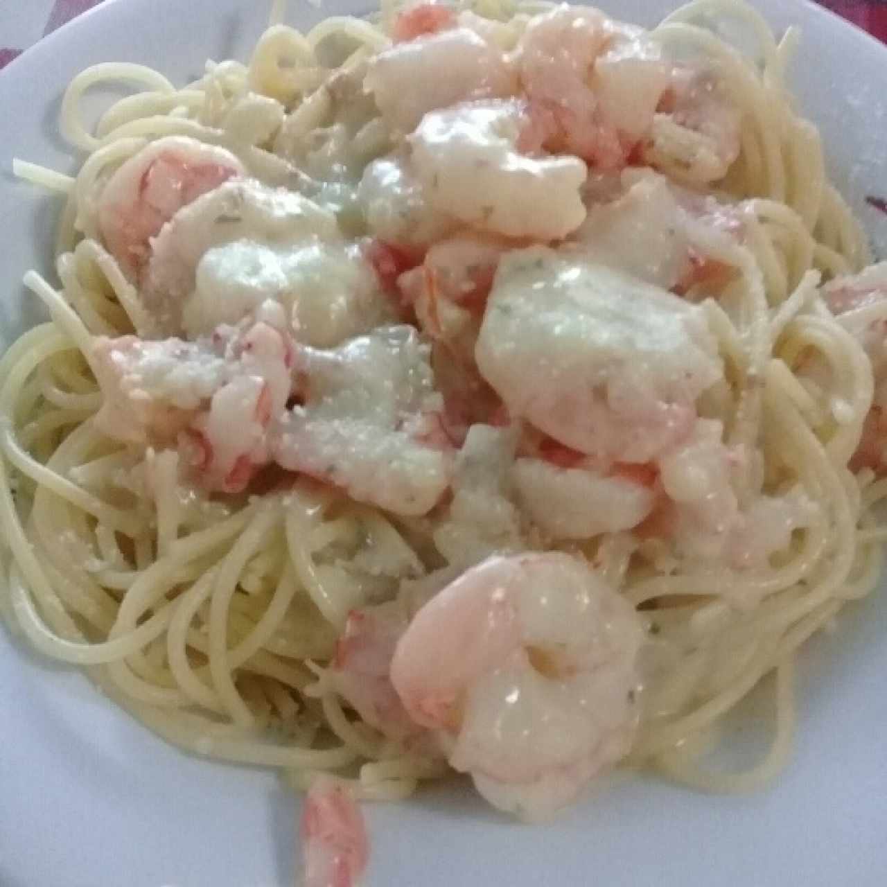 spaguetis con camarones en salsa blanca