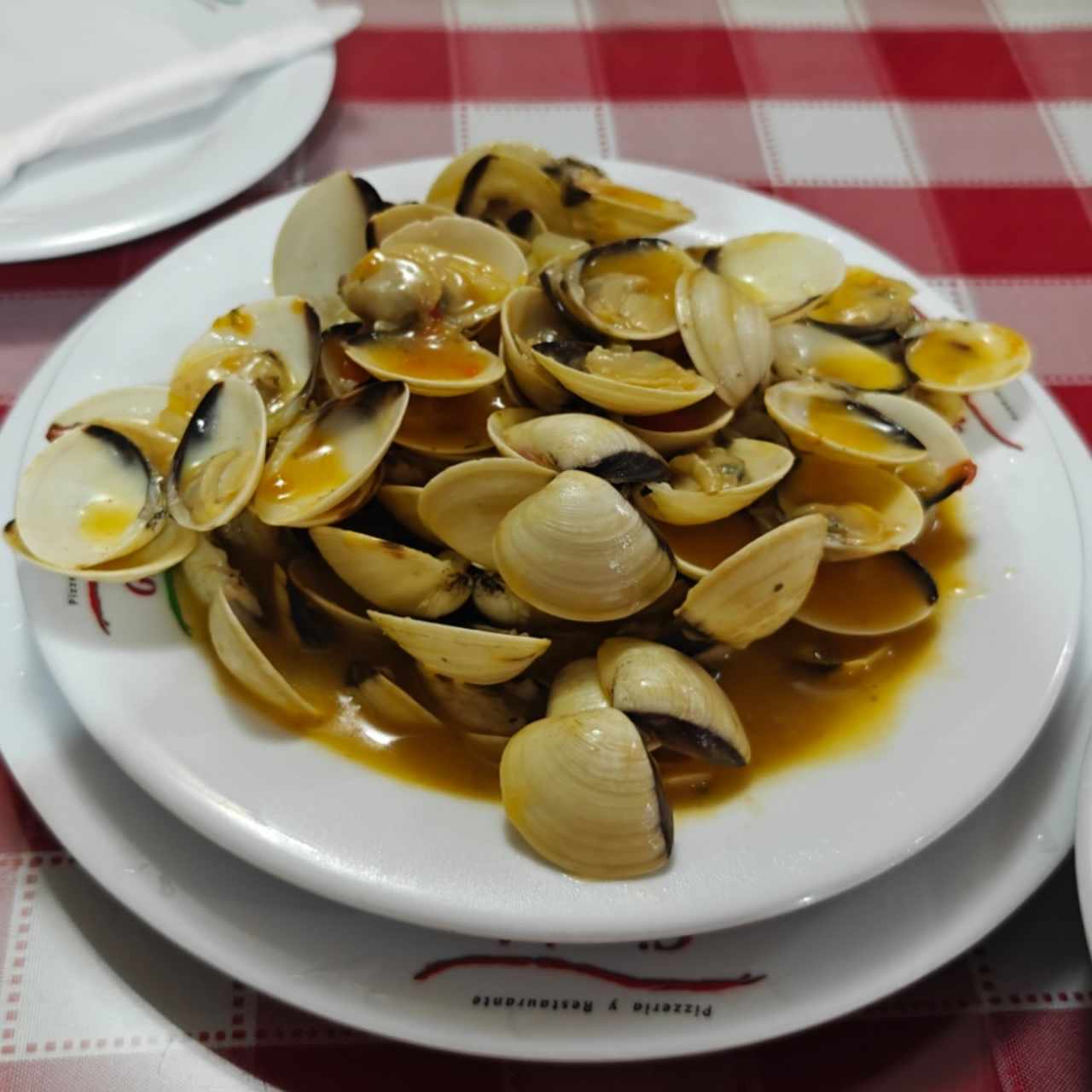 Almejas al ajillo (en su concha)