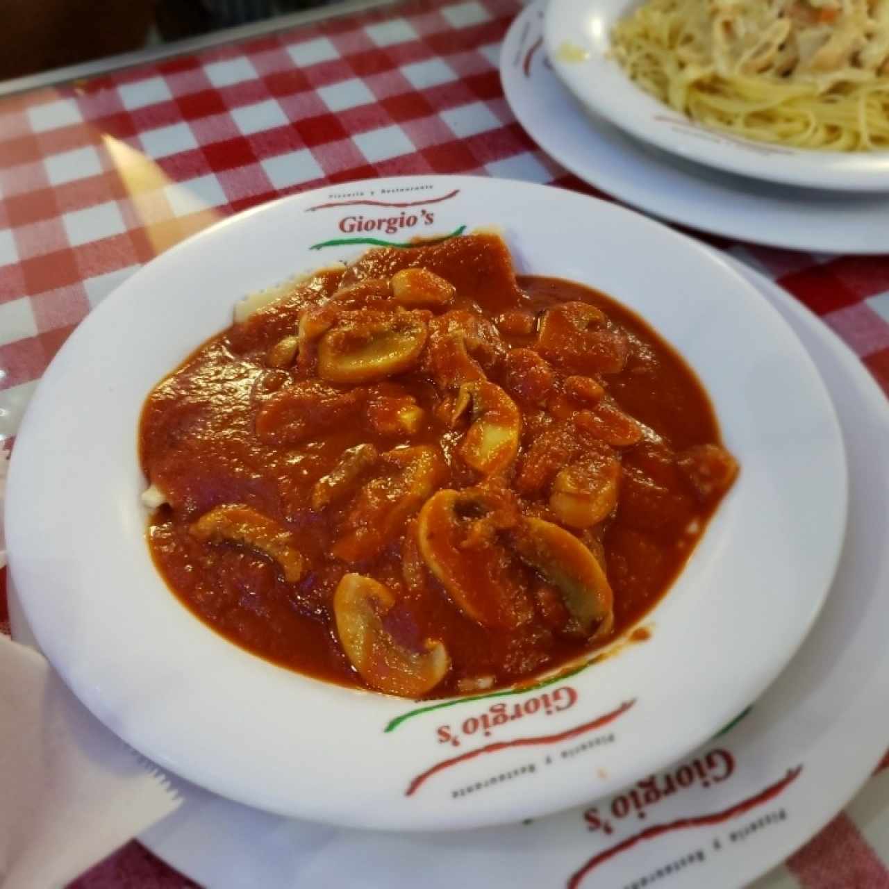 Raviolis de pollo en salsa con hongos