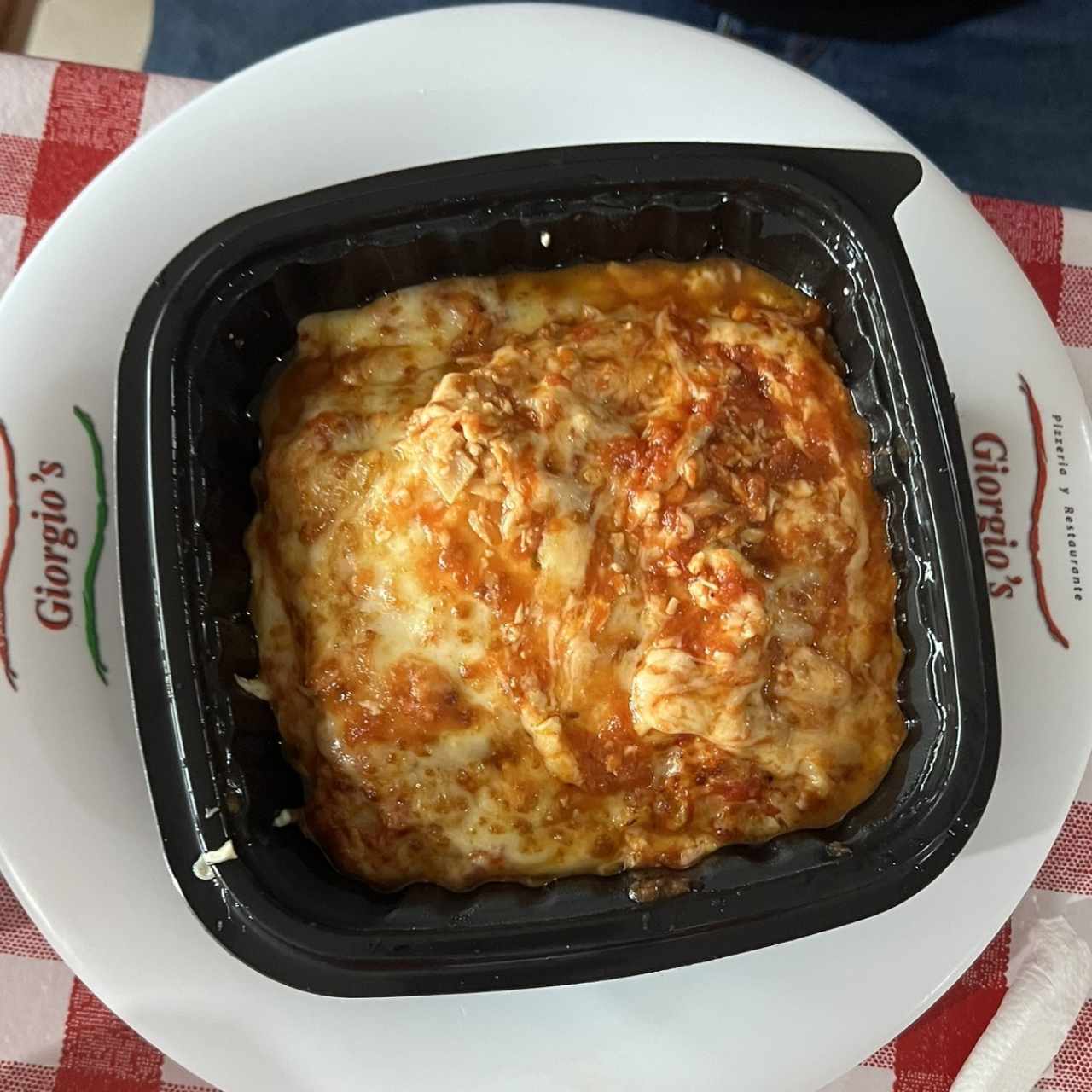 Lasagna de pollo con salsa