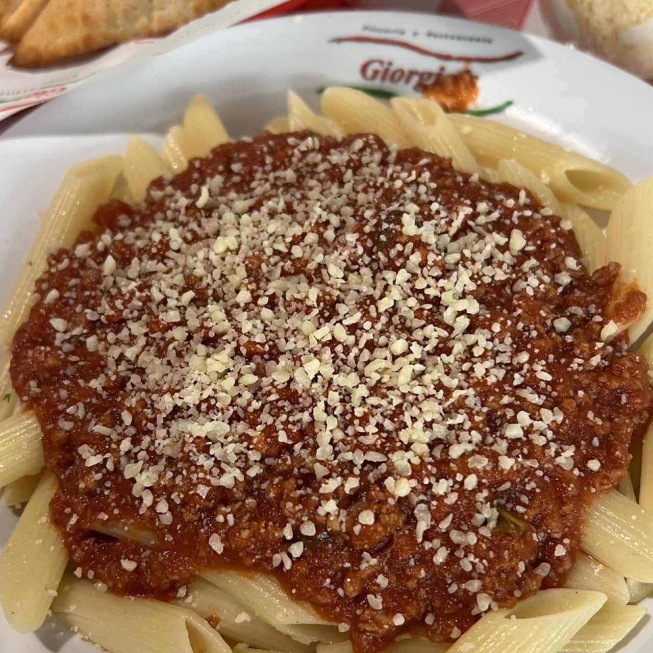 Pasta penne gratinada con carne en salsa