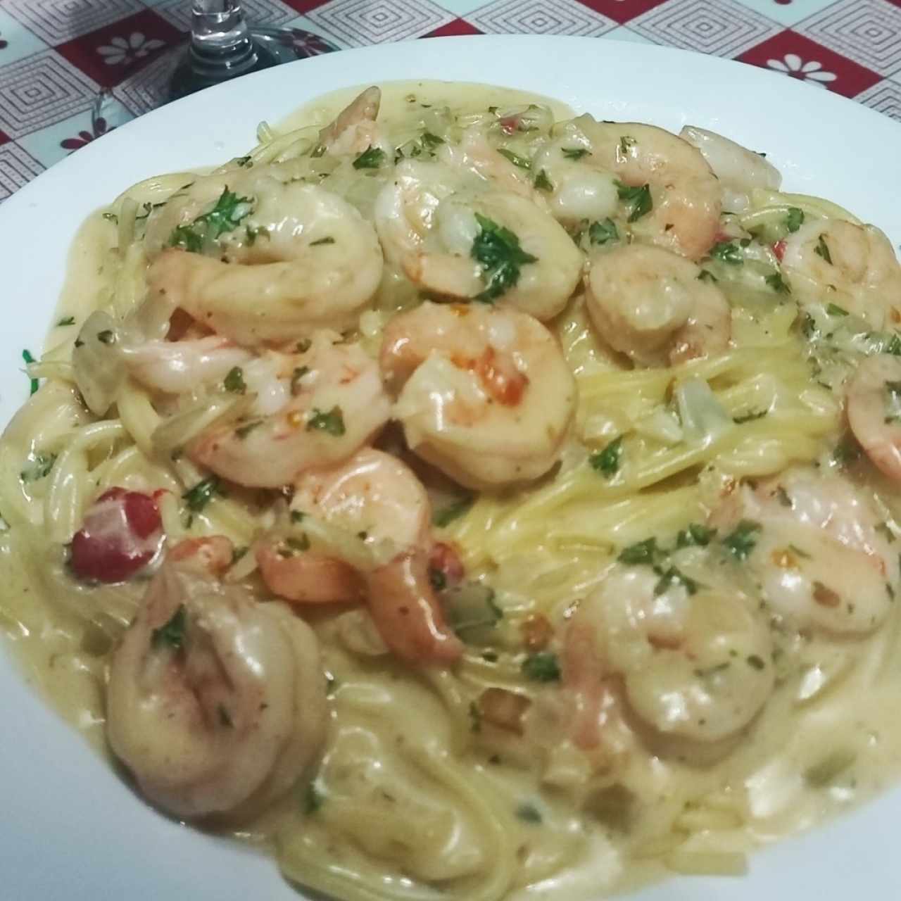 spagetinni con camarones en salsa blanca