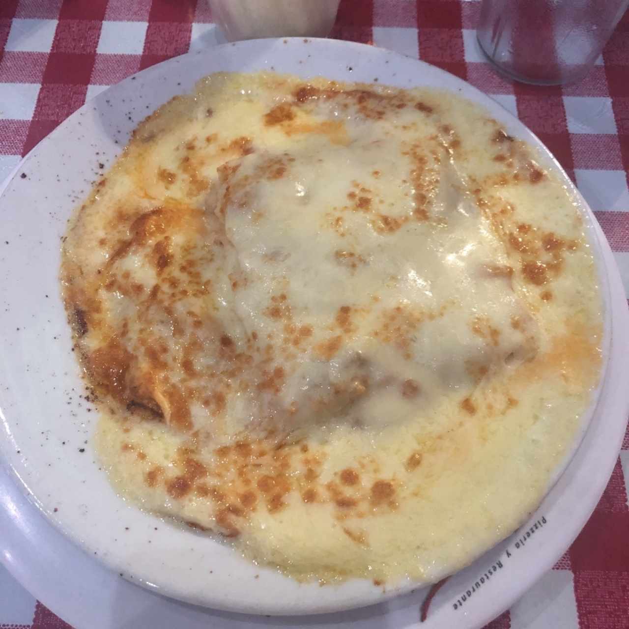 lasaña gratinada de pollo en salsa blanca