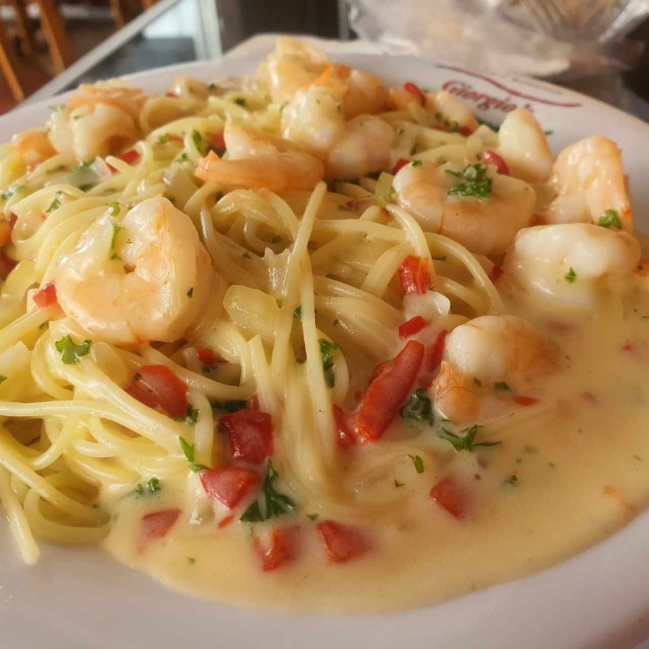 spaghetti con camarones en Salsa blanca 