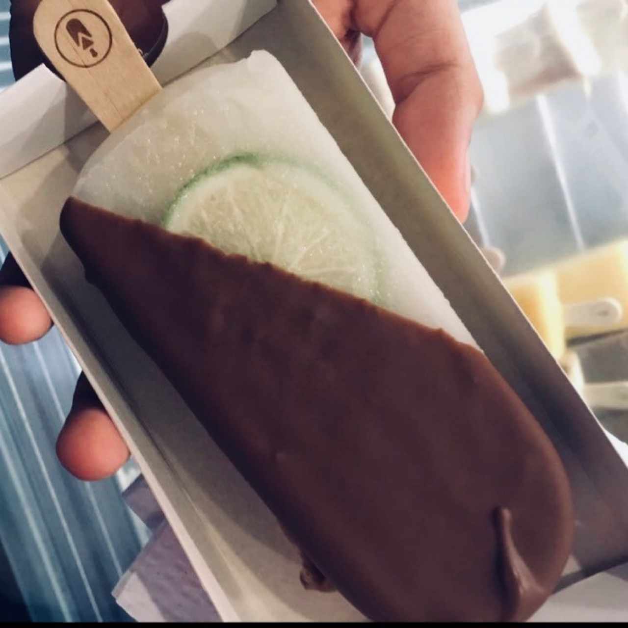 paleta de limon dipped en chocolate de leche 