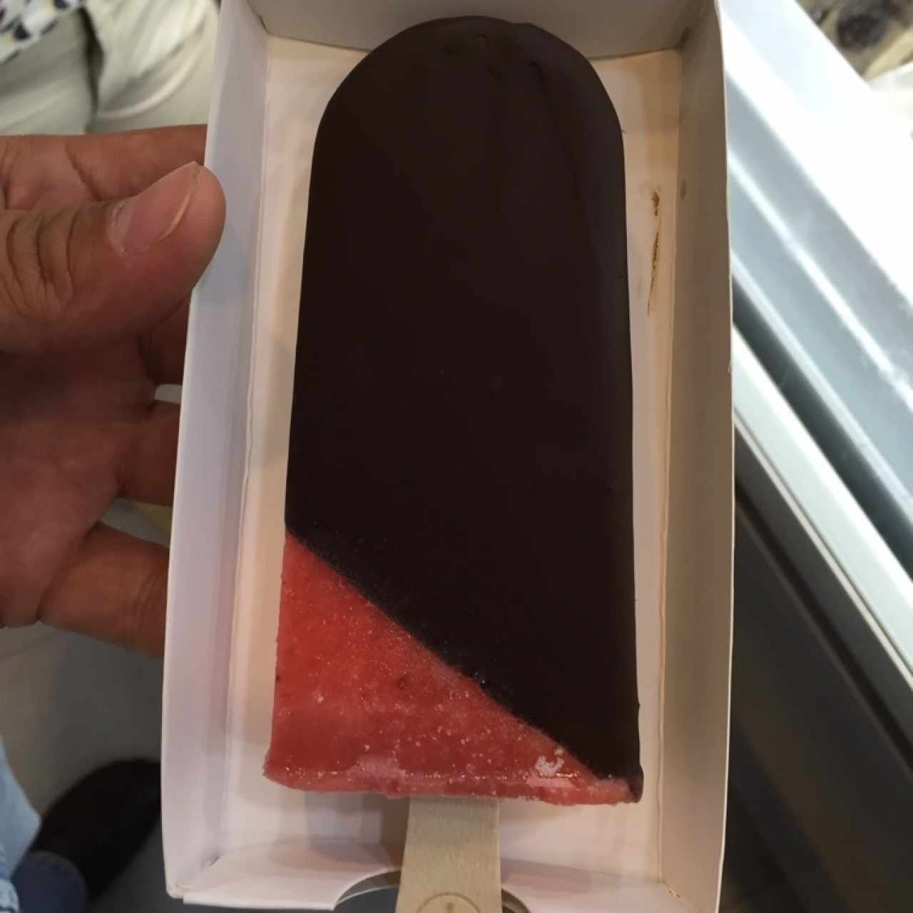 Paleta De Fresa, Rellena De Leche Condensada y Bañada En Chocolate Oscuro