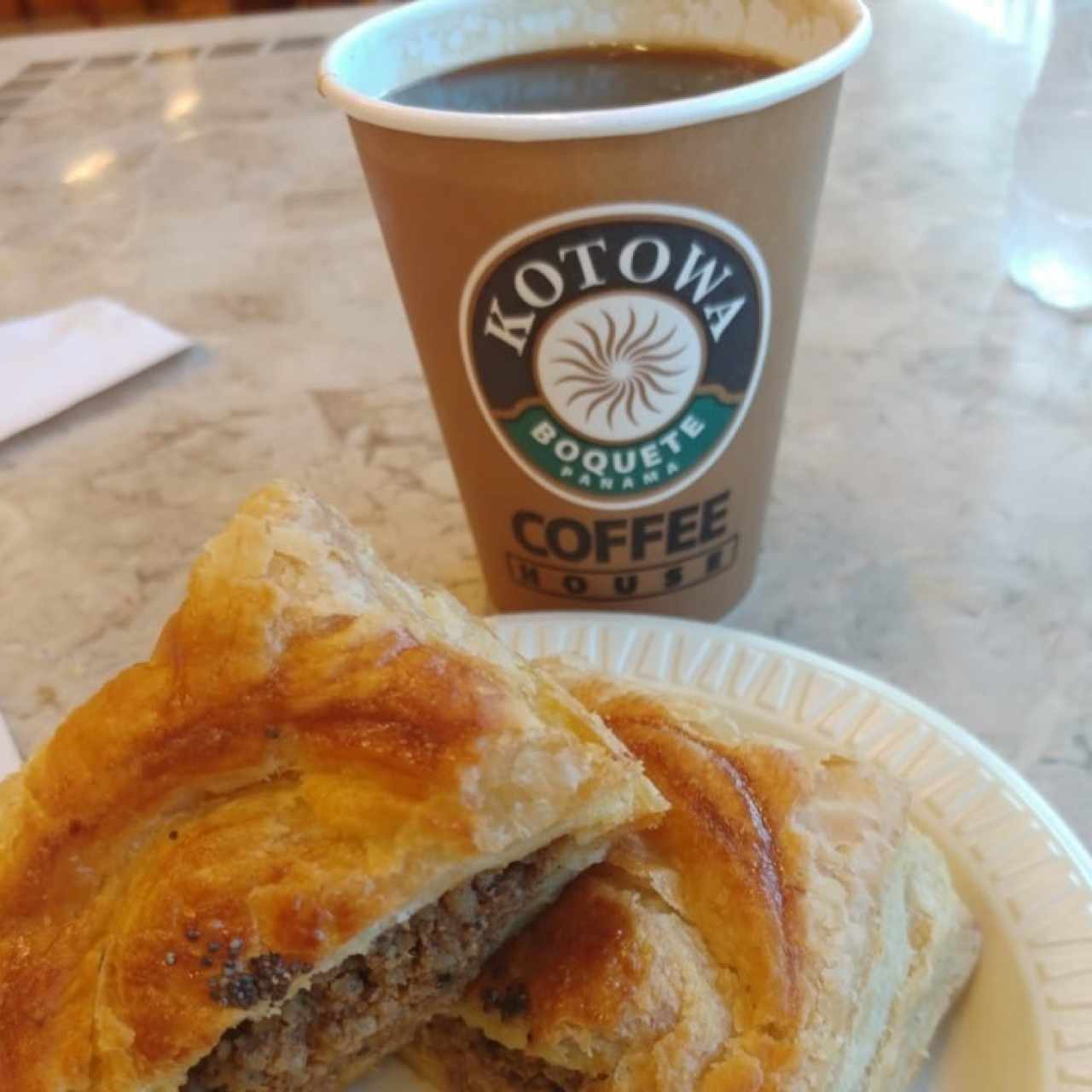 Pastelito de Carne y un Café Negro