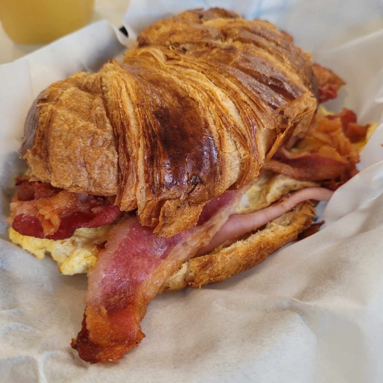 croissant jamón huevo y tocino 