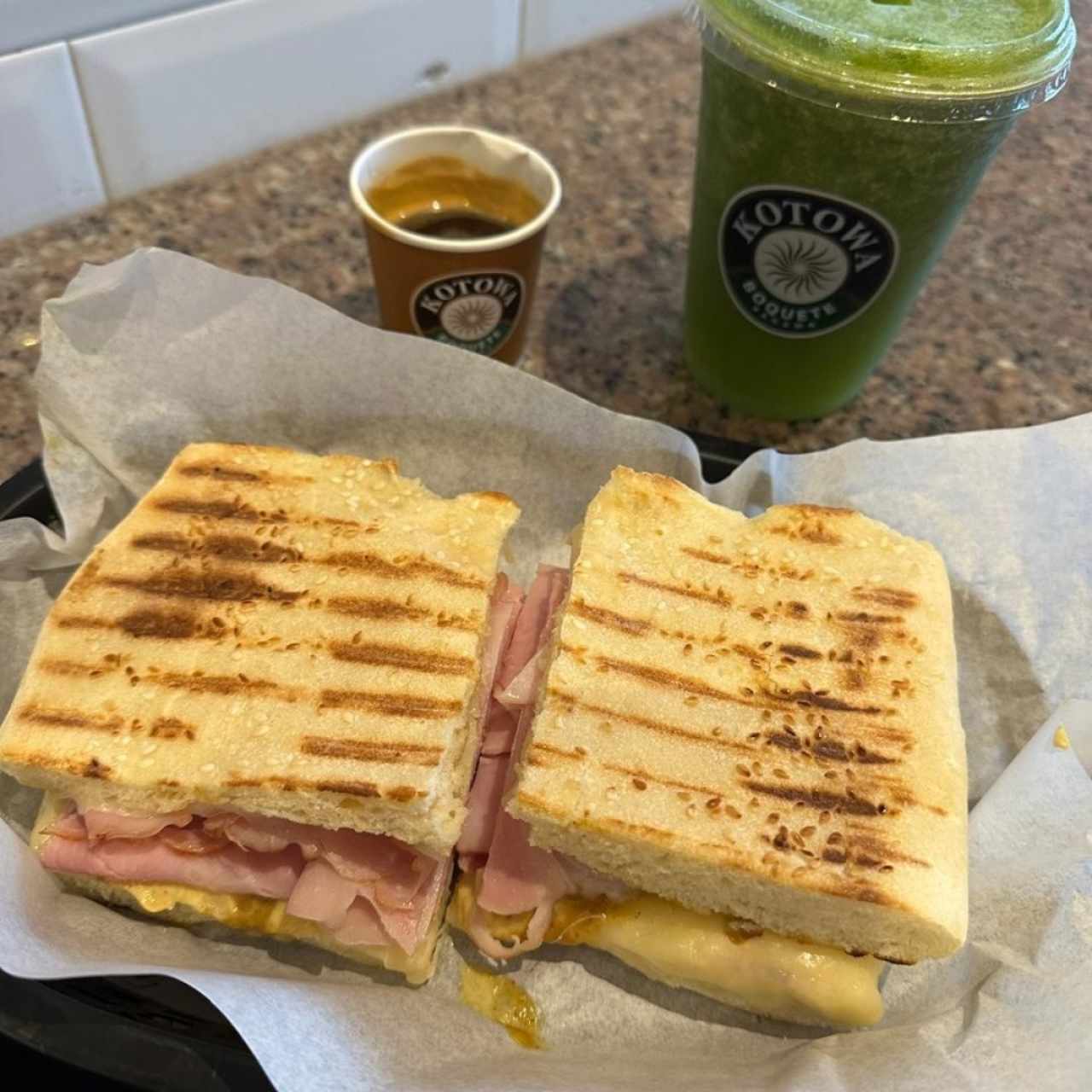 Paninis - Panini Selva Negra café expresó y mix verde 