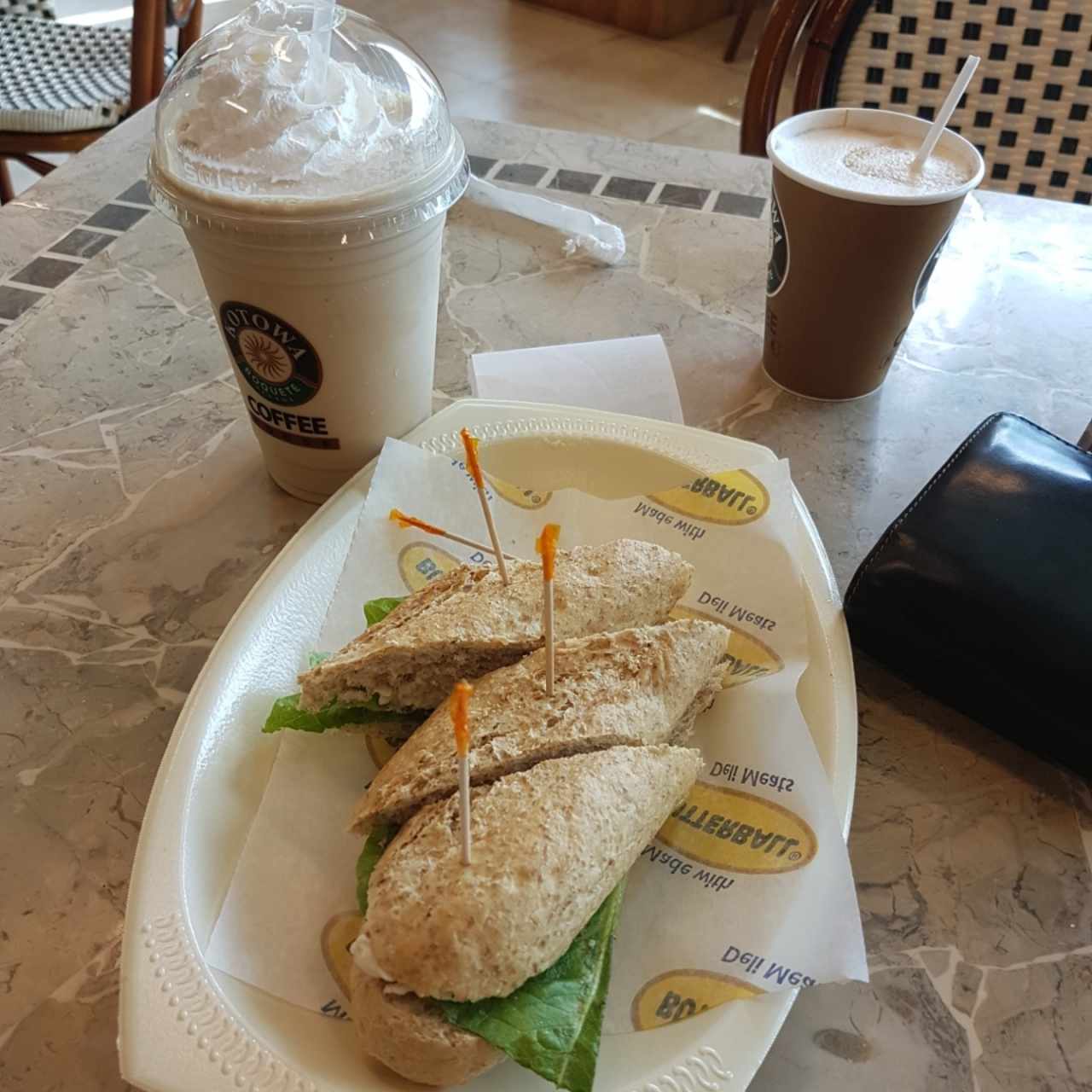 White Chocolate Frappe + Sandwich de Pollo + Capuccino