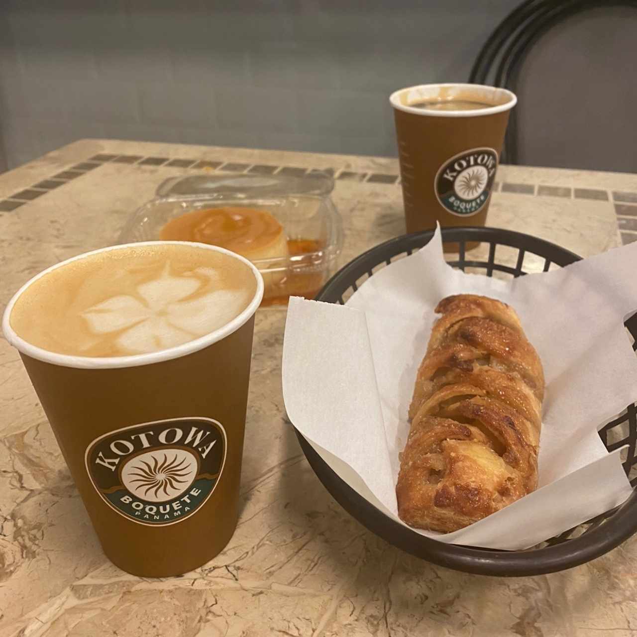 Latte con leche de almendra. Cañon de manzana. Café negro y flan de la casa. 