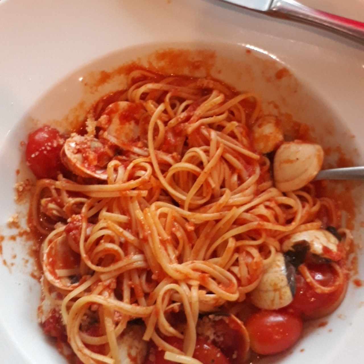 Pasta a la vongole con salsa pomodoro.