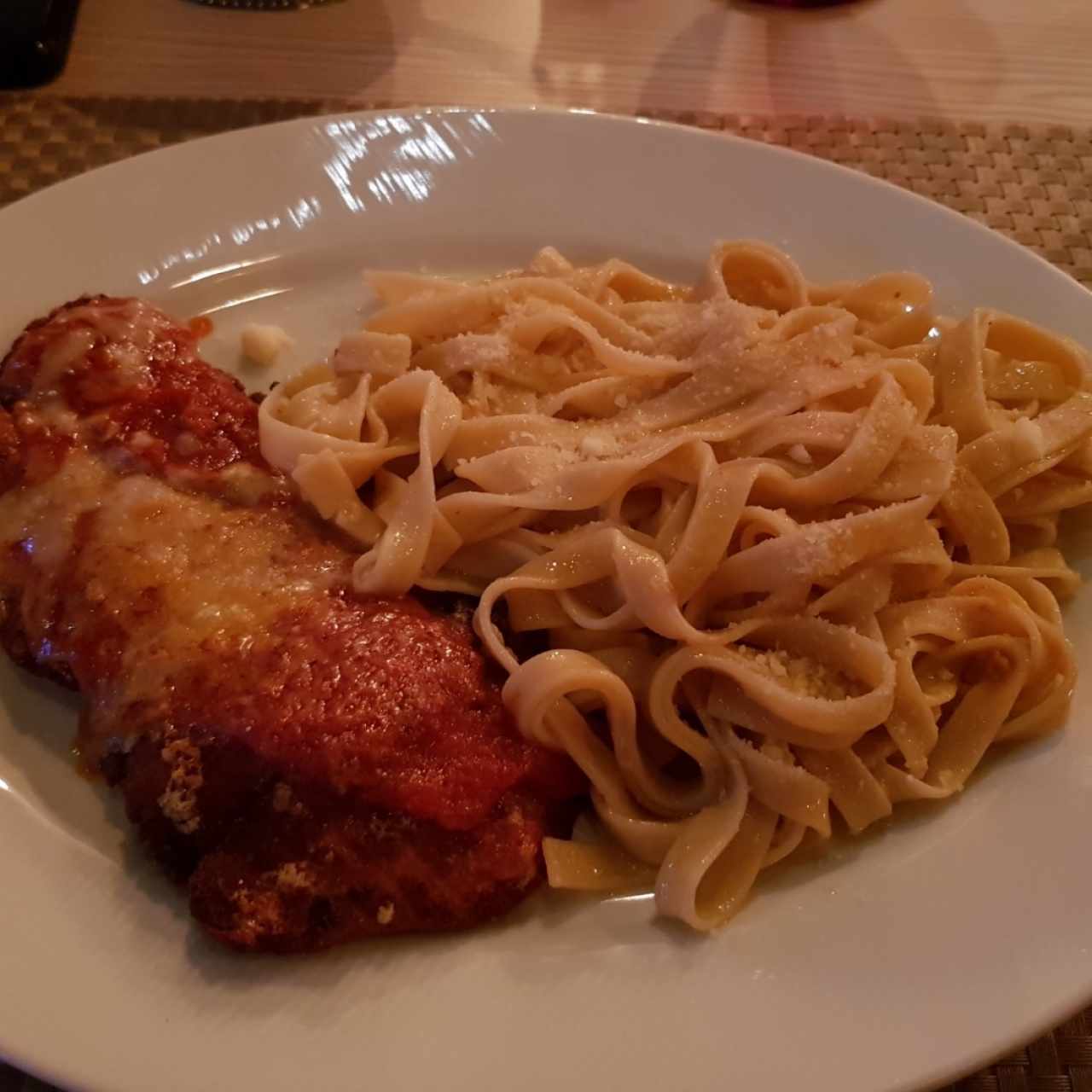 fetuccini y pollo parmegiano 