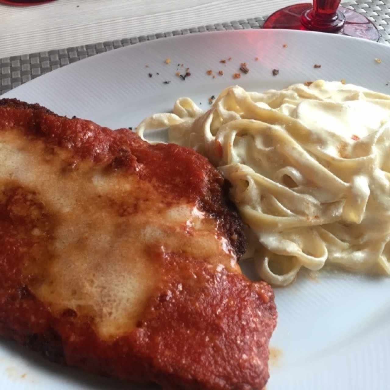 milanesa de carne con fetuccini a la crema