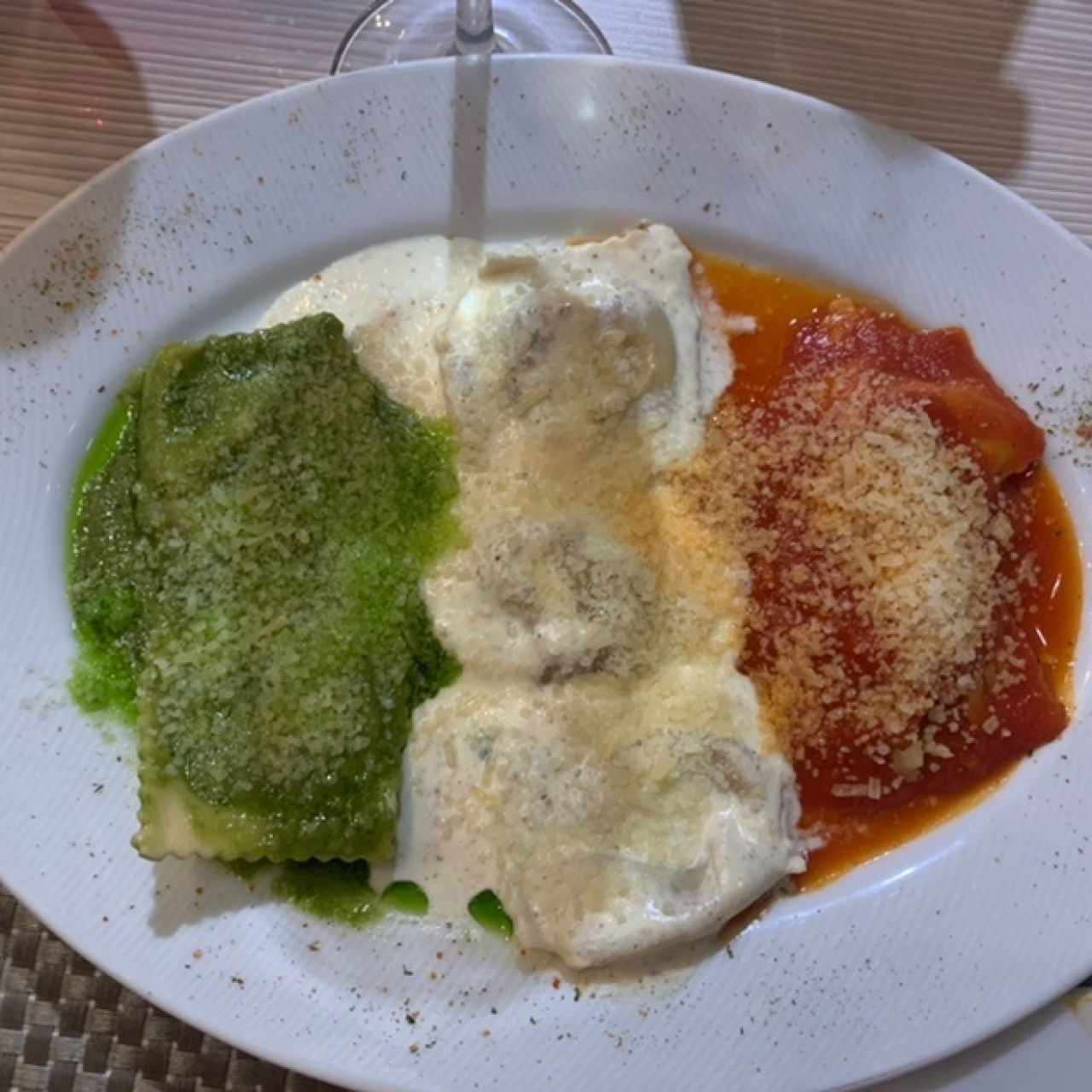 Ravioli en tres salsas.