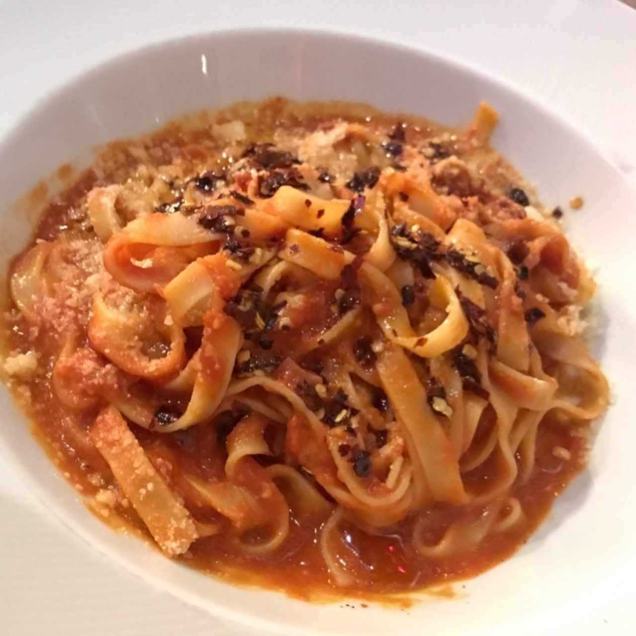 fettuccine con salsa pomodoro y prosciutto