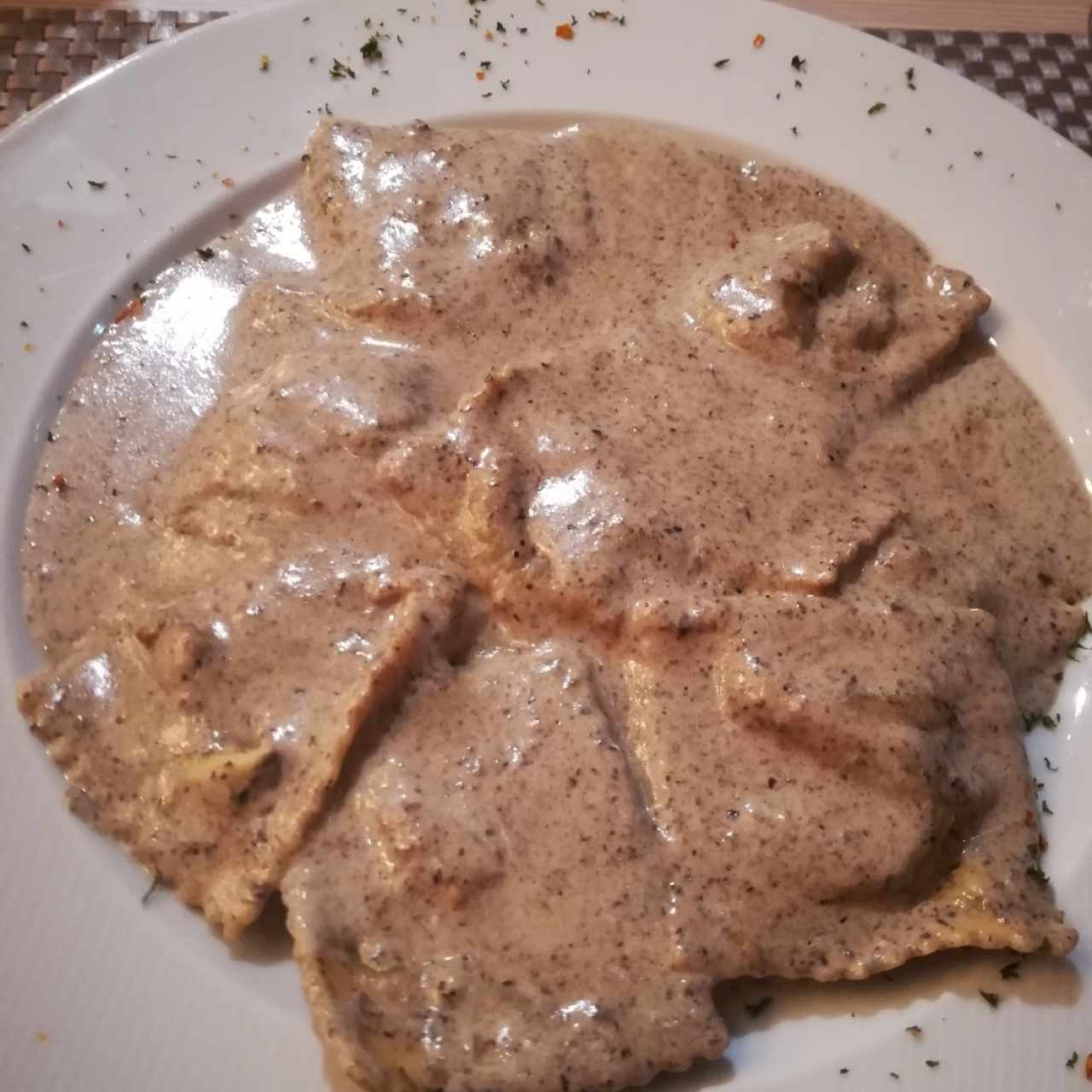 ravioli de Hongos porcini en salsa tartufo