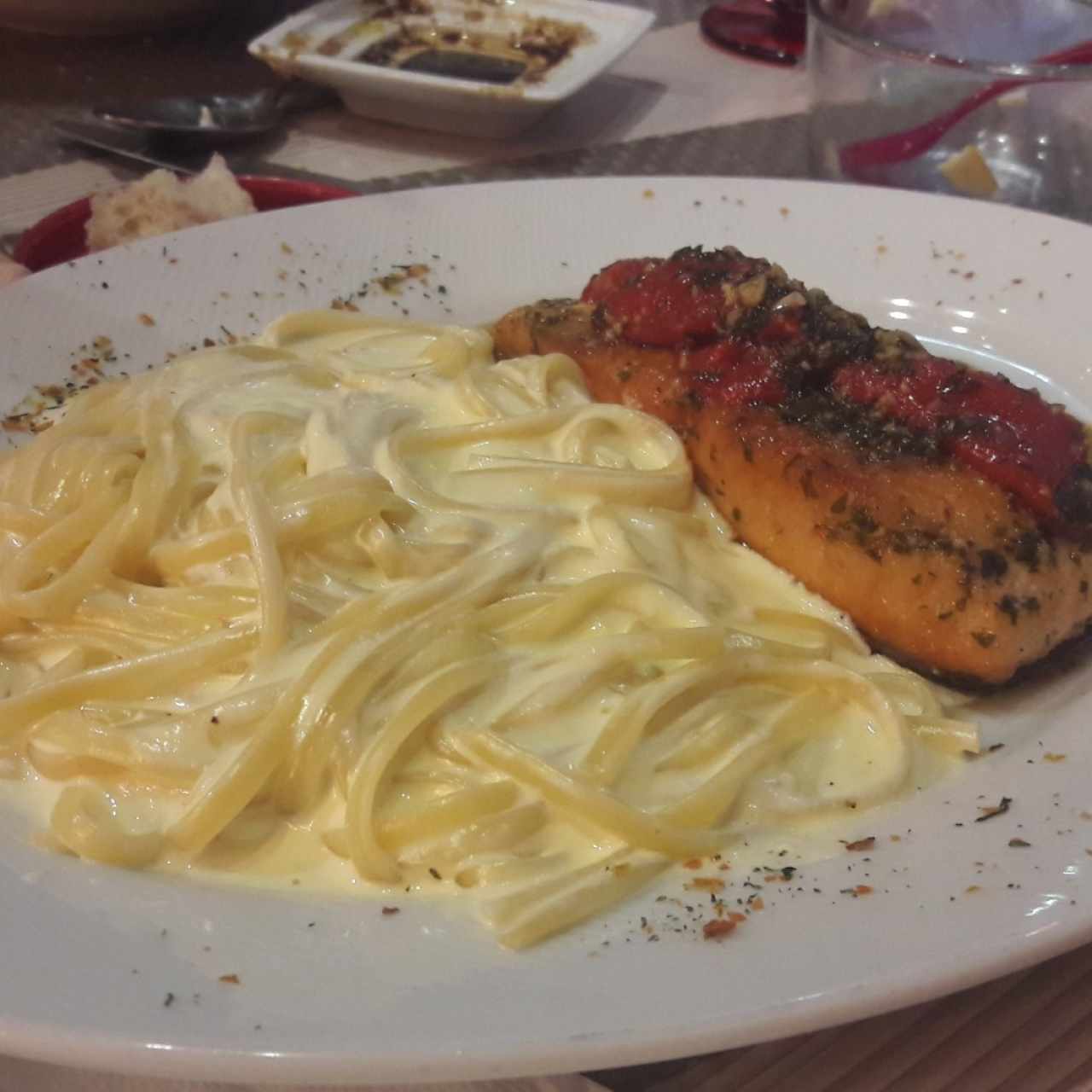 Salmón con pasta a la crema