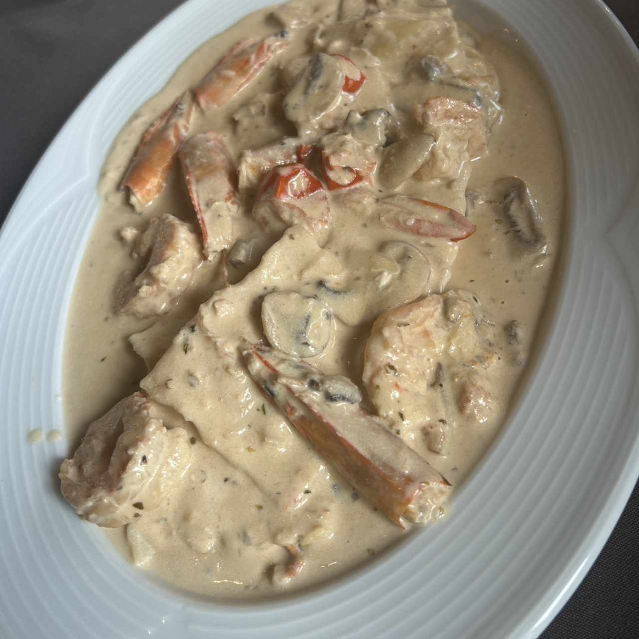 Raviolis de salmon en salsa de gambas 