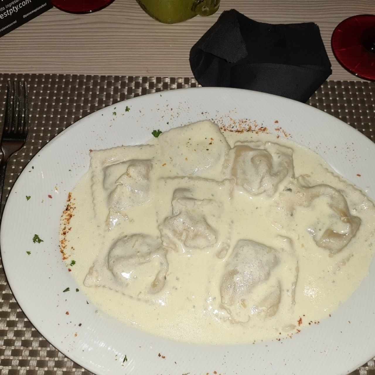 raviolis de carne de la casa con una salsa de 4 quesos.