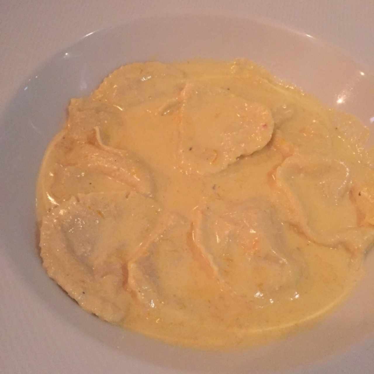 Ravioli Zapallo con salsa cuatro queso