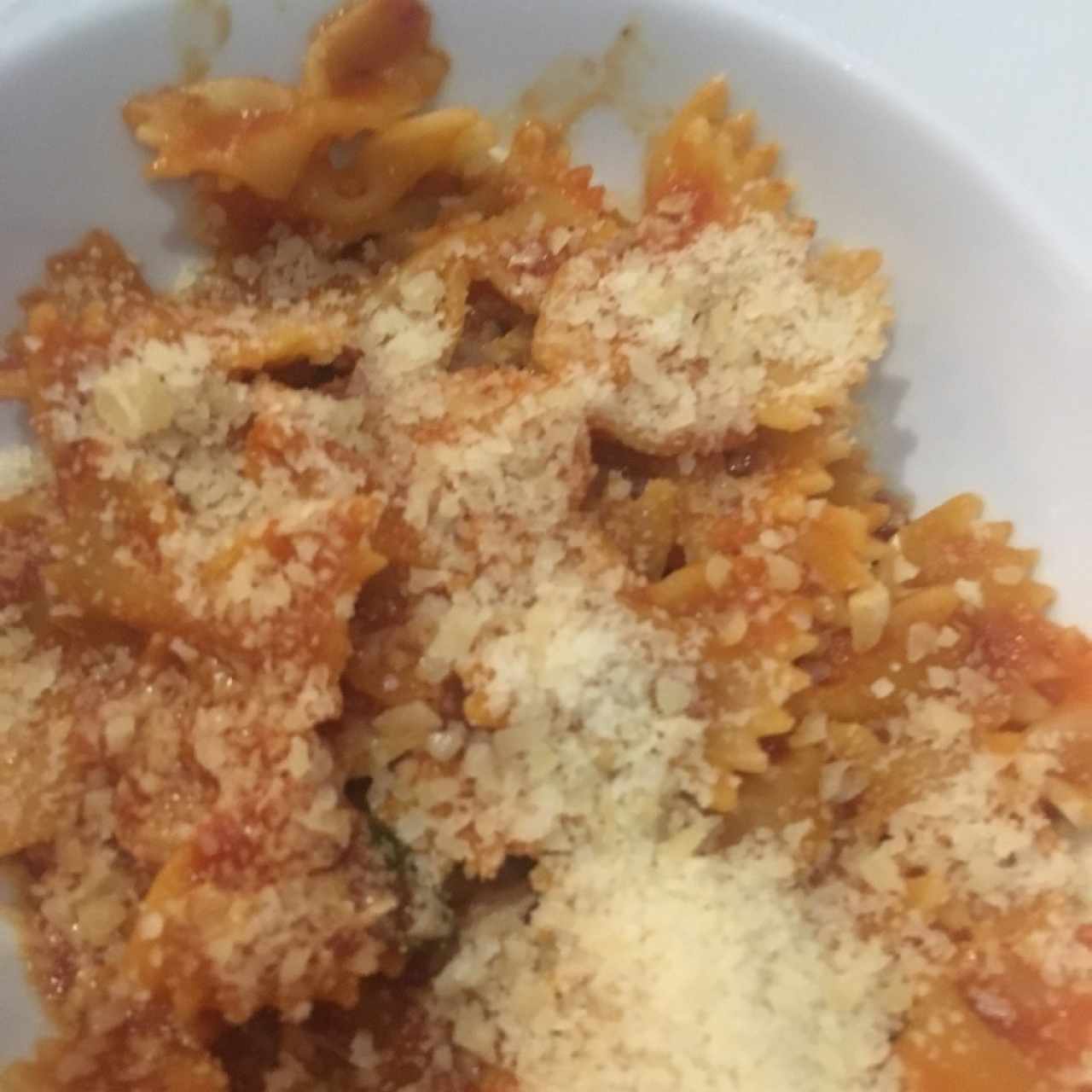 Farfalle con salsa de tomate