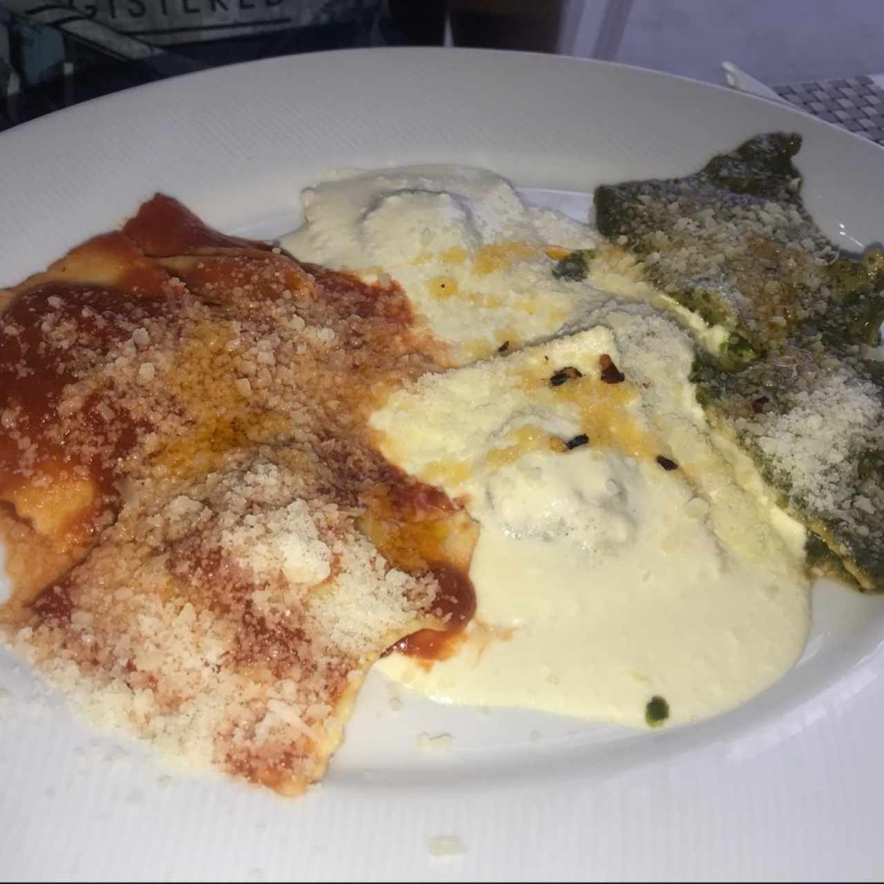 Raviolis rellenos debtomate secos en tres salsas