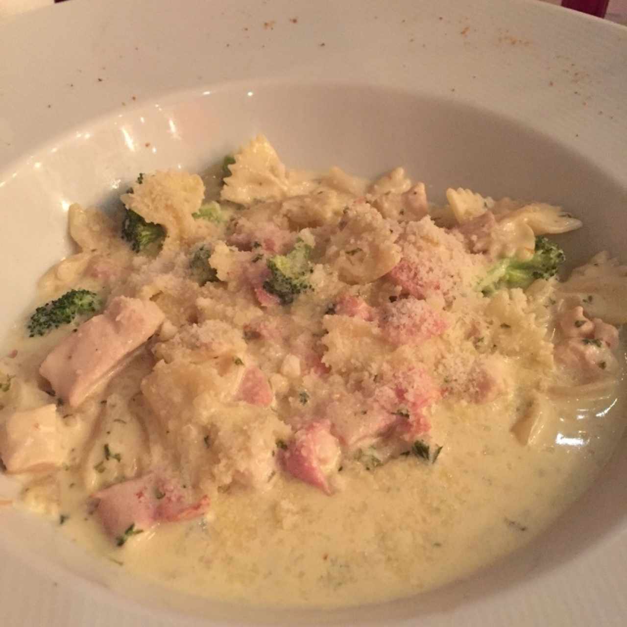 Farfalle Alfredo con Pollo y Brocoli