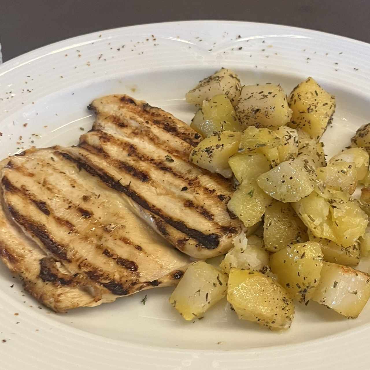 Pollo a la plancha con papas al romero