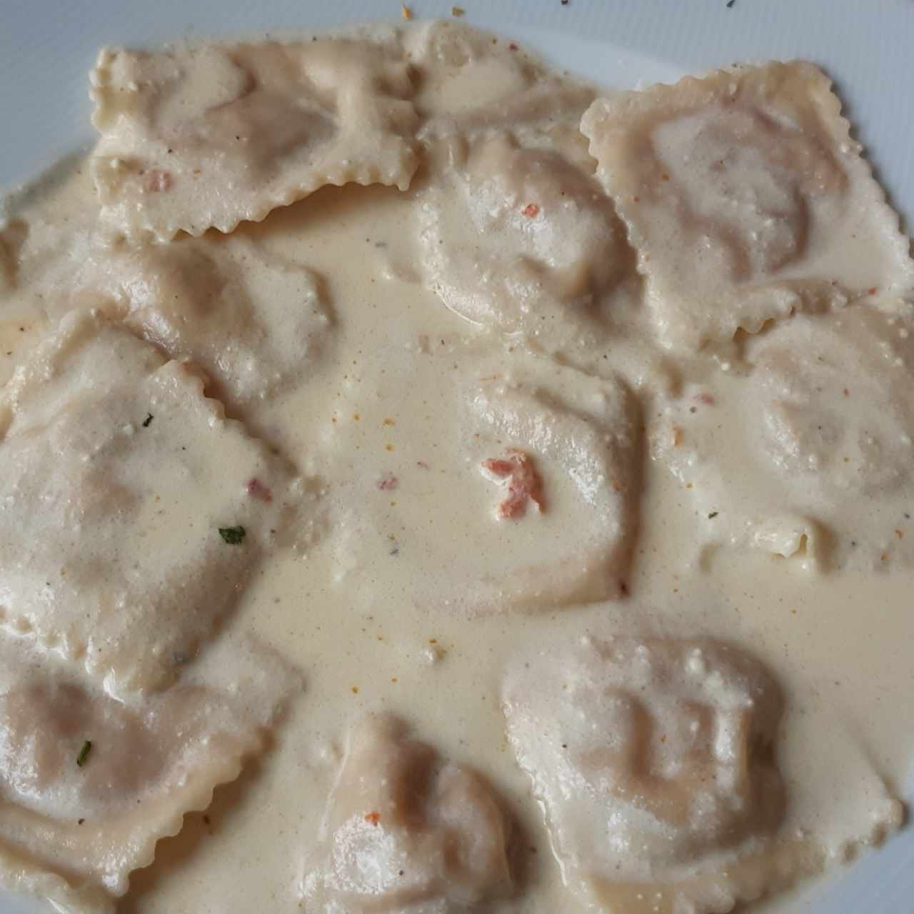 Raviolis de tomates secos con queso de cabra en salsa 4 quesos 