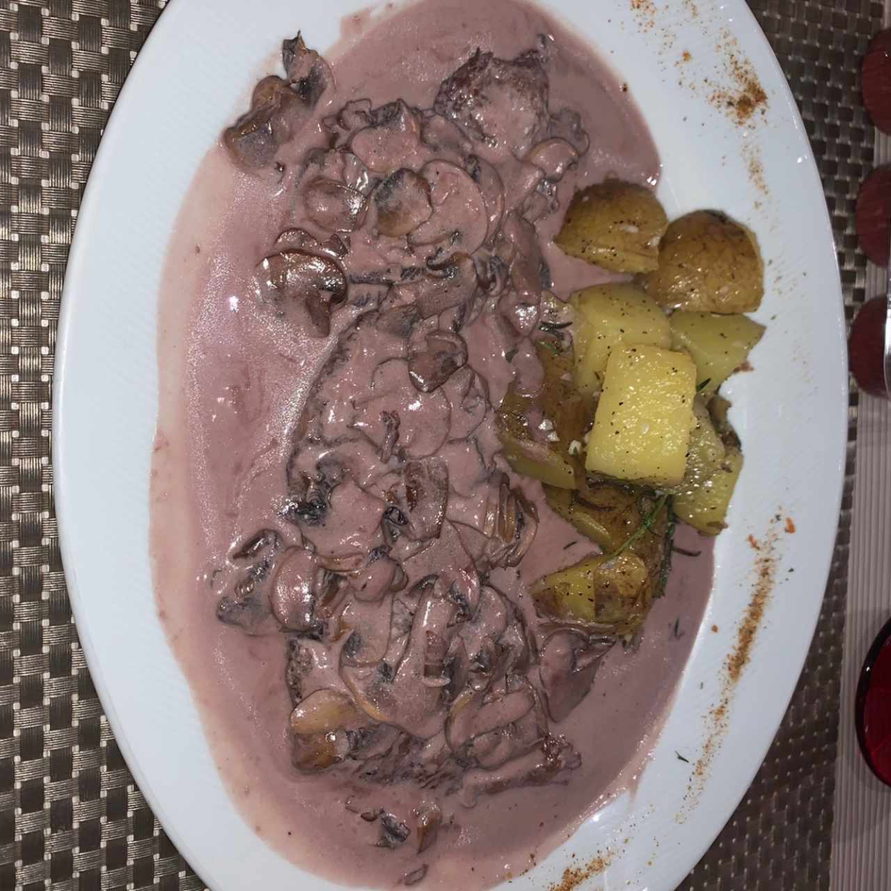 carne de res al vino rosso con hongos 