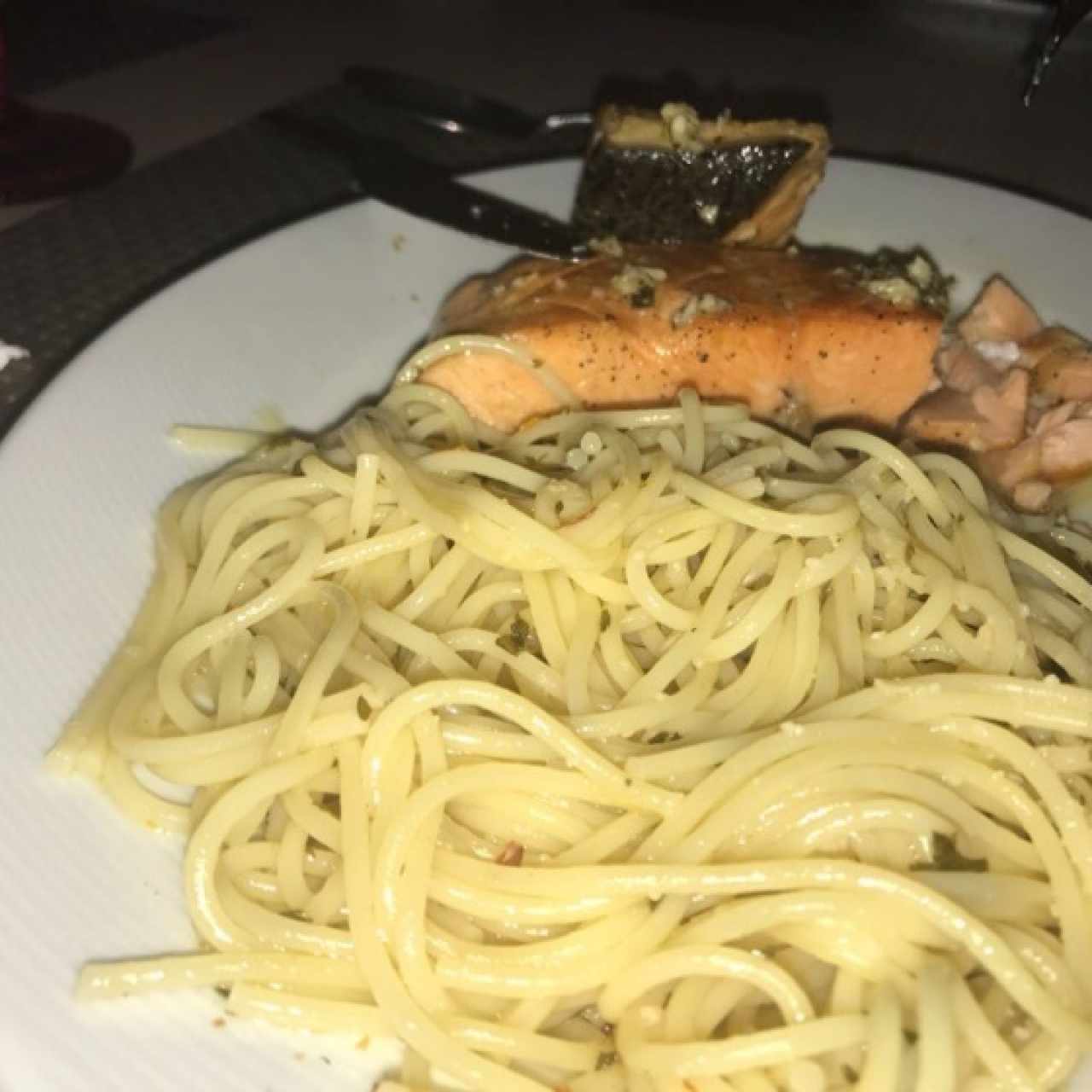 Churrasco Di Salmone c/ spaguetti al óleo