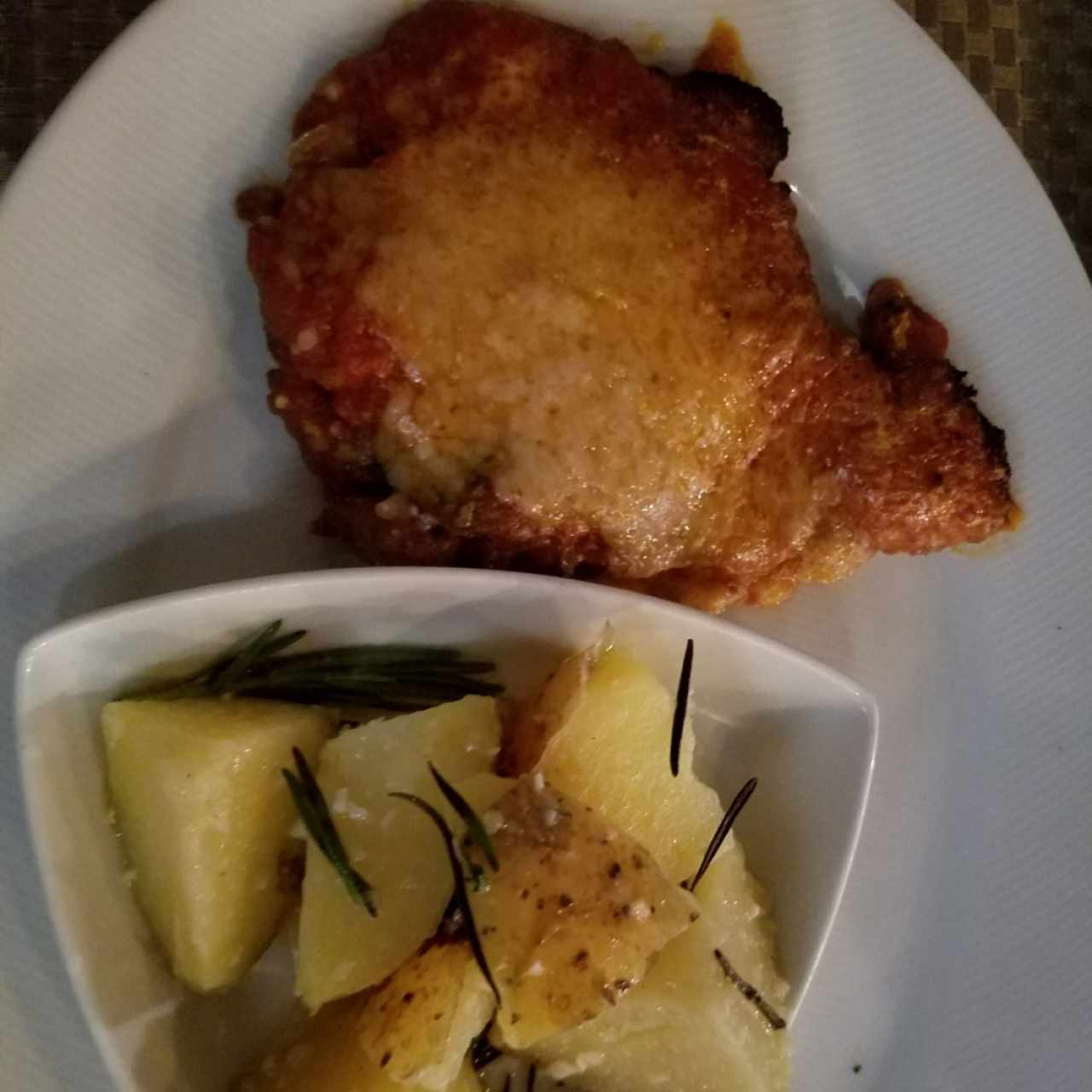 Pollo a la parmigiana con papas al romero