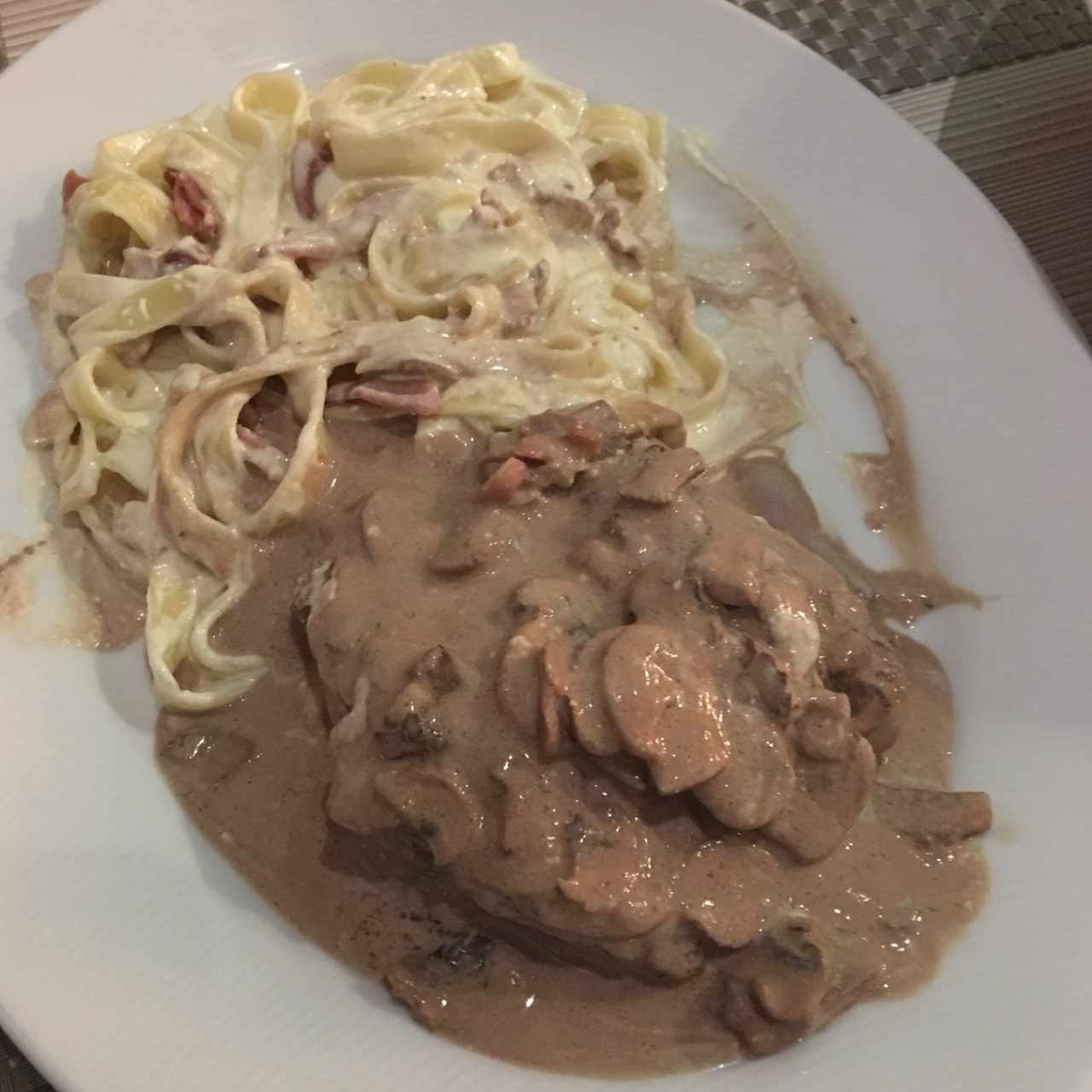 Cartoccio: filete de res en salsa de champiñones acompañados de fetuccine a la crema