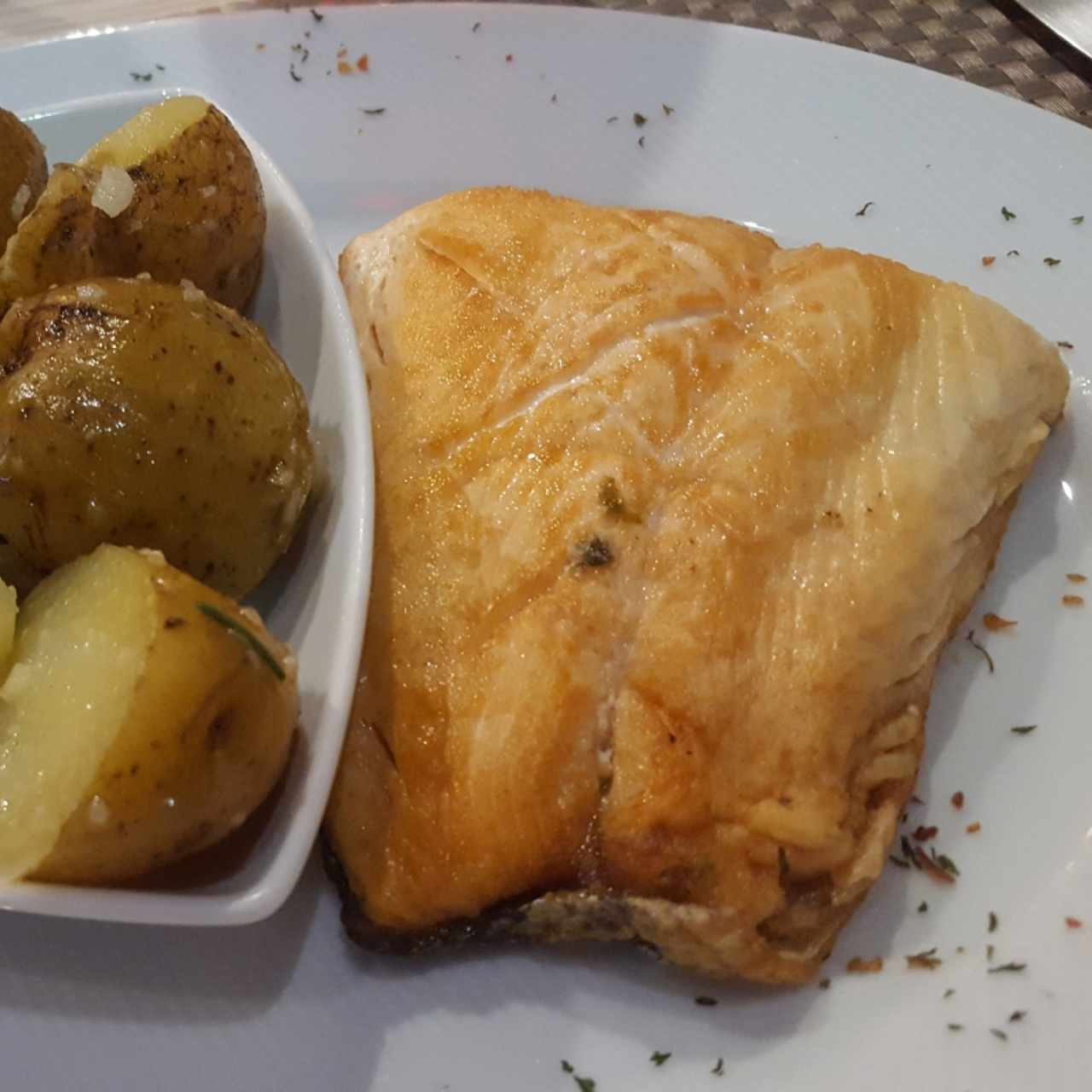 churrasco de salmón con papas romero