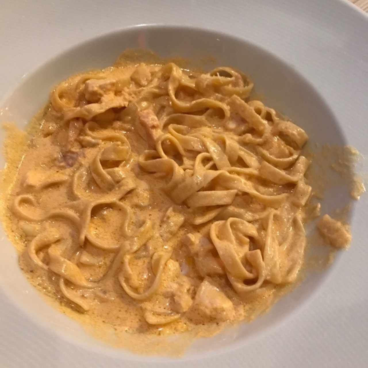 Fetuccini con pollo en Salsa Rosada