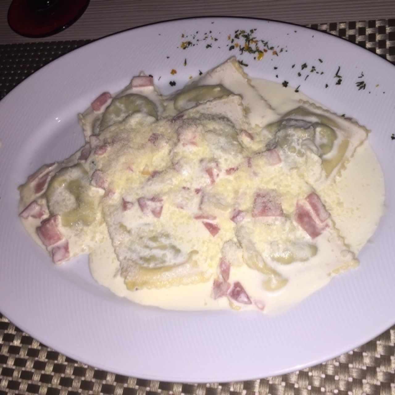 Raviolis con salsa alfredo