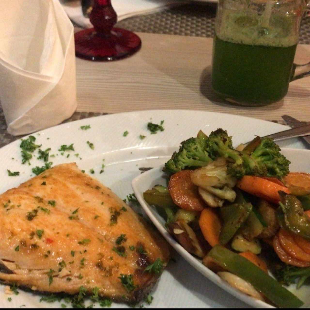 salmon al grill acompañado de vegetales y limonada con hierbabuena