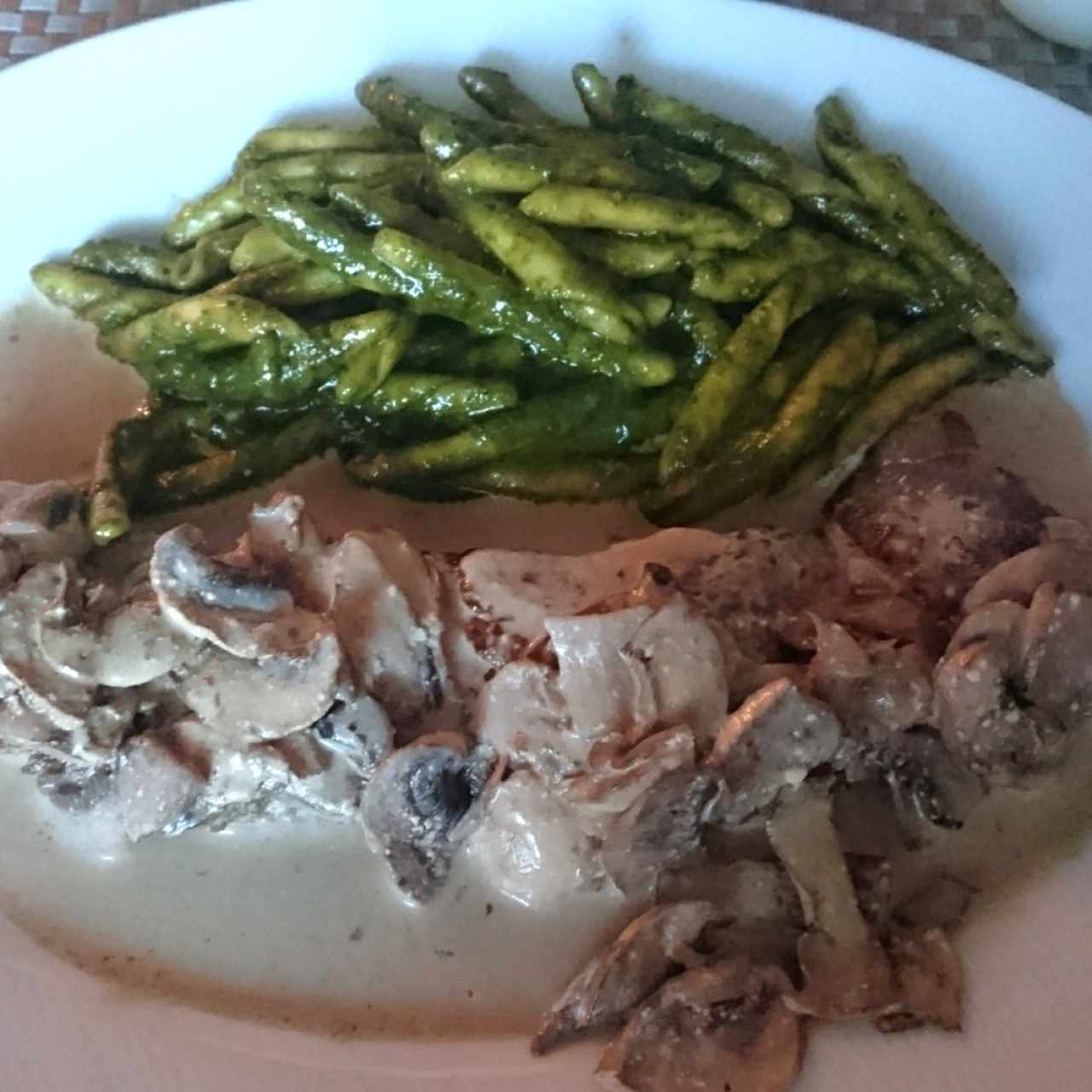 filete de res con championes en reducción de vino tinto acompañado de pasta al pesto 