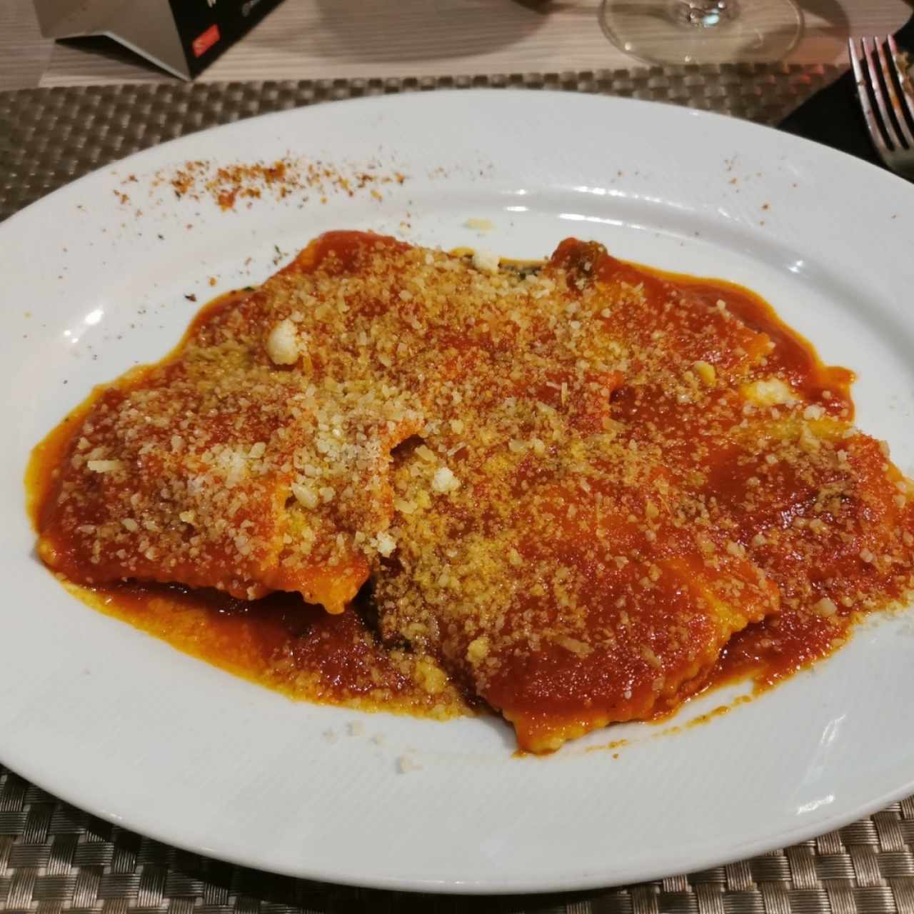 raviolis de carne en salsa pomodoro