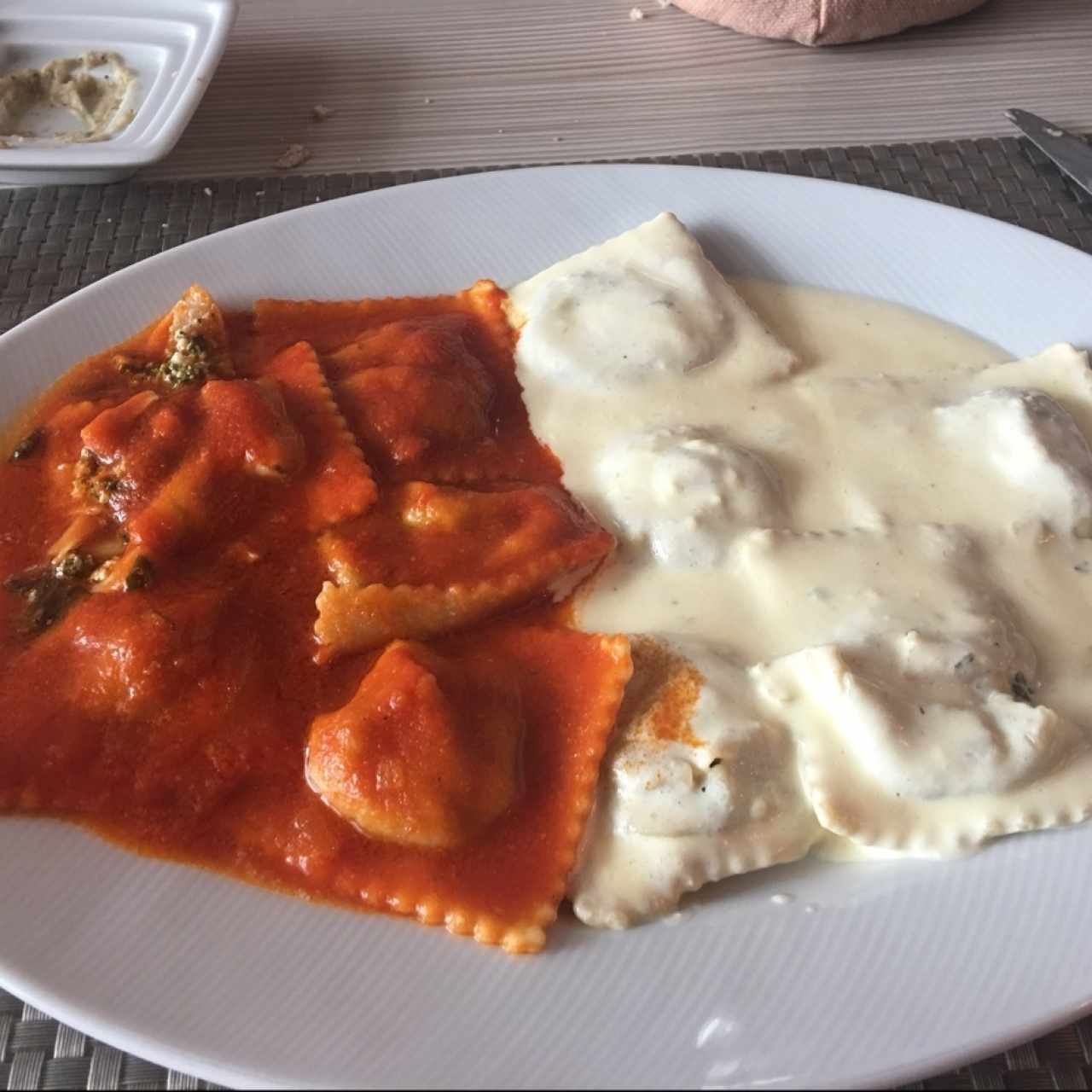 RAVIOLIS EN DOS SALSAS